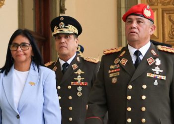 Исполняющий обязанности президента Венесуэлы Дельси Родригес (слева) и генерал Густаво Гонсалес Лопес (справа) были запечатлены во время прогулки в Каракасе, Венесуэла, 19 марта.