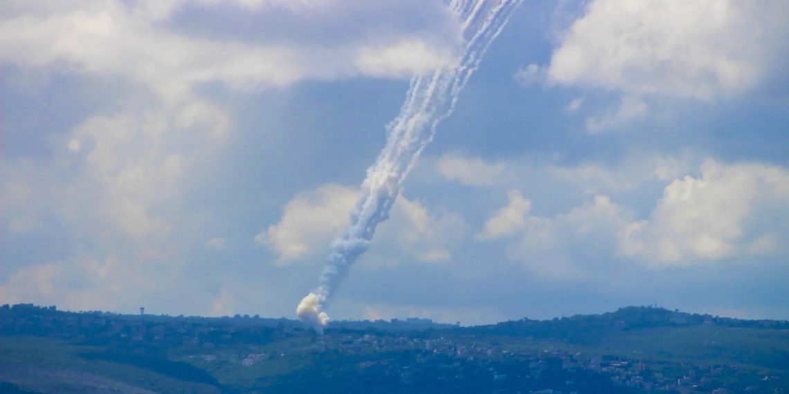 На этом снимке, сделанном в южном городе Тир, запечатлён запуск ракет из Ливана в сторону Израиля, 24 марта. Фото: AFP