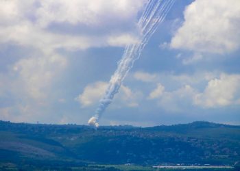 На этом снимке, сделанном в южном городе Тир, запечатлён запуск ракет из Ливана в сторону Израиля, 24 марта. Фото: AFP
