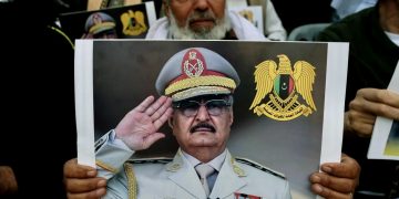 Постер с генералом Халифой Хафтаром. Фото: Reuters