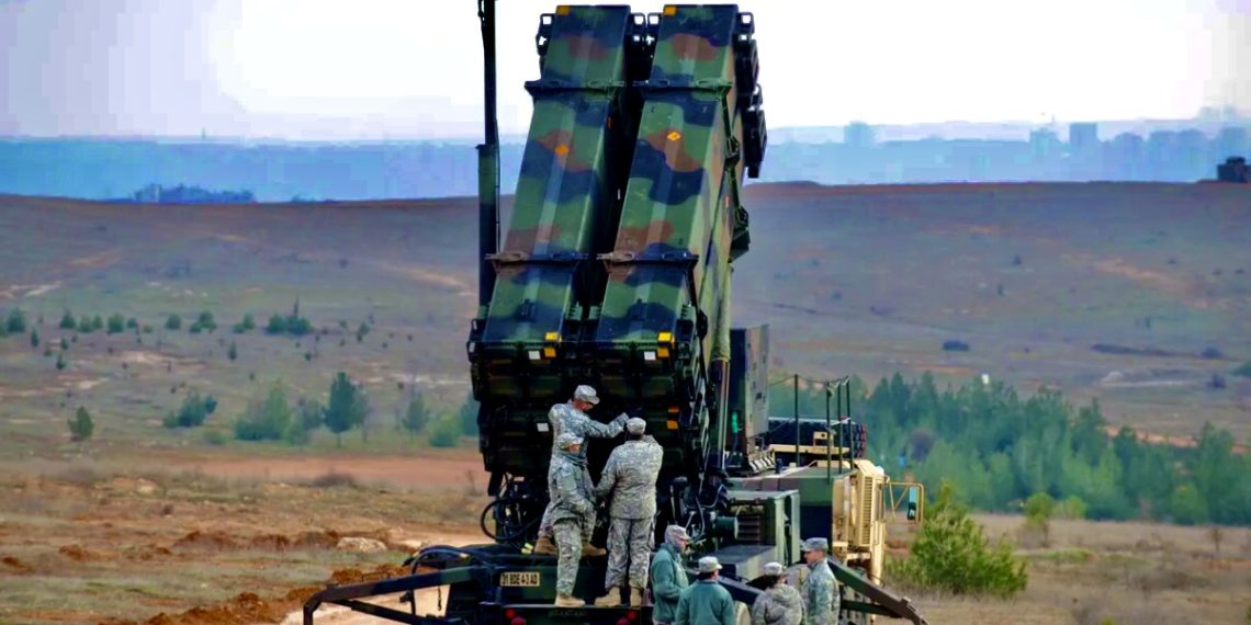 Американские военнослужащие работают на зенитно-ракетном комплексе Patriot на военной базе в Газиантепе. Фото: AFP / Getty