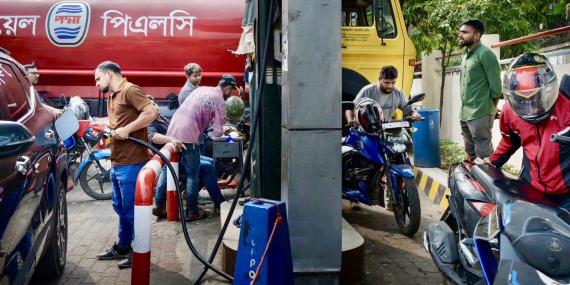 АЗС в Дакке. Фото: Bloomberg