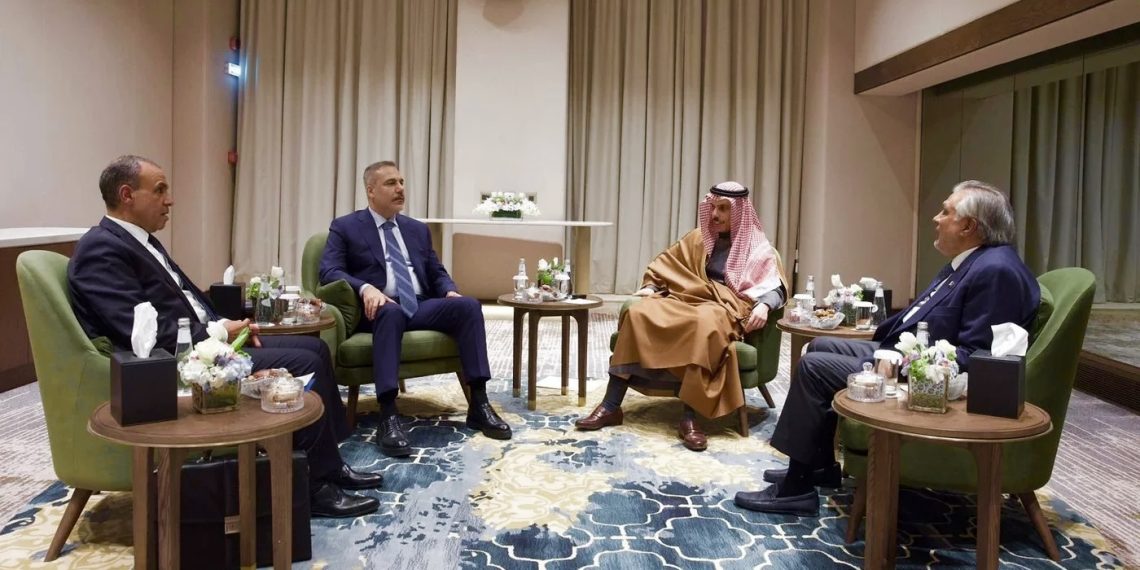 Слева направо: Бадр Абдельатти, Хакан Фидан, Фейсал бен Фархан аль-Сауд и Мохаммад Исхак Дар. 19 марта 2026 года, Эр-Рияд.