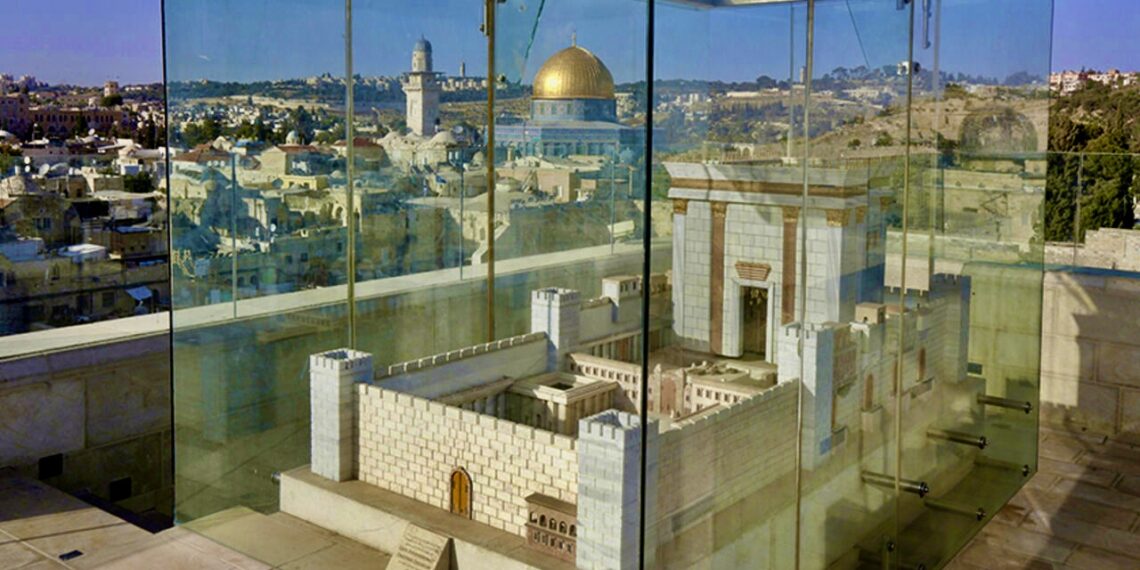Макет Третьего храма на фоне мечети Аль-Акса. Фото: Reuters