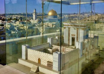 Макет Третьего храма на фоне мечети Аль-Акса. Фото: Reuters