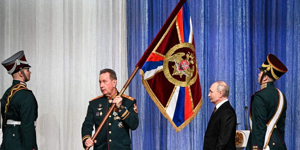 На торжественном вечере, посвящённом 10-летию Росгвардии. Вручение личного штандарта директору Росгвардии Виктору Золотову.