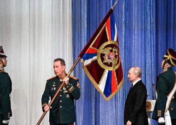 На торжественном вечере, посвящённом 10-летию Росгвардии. Вручение личного штандарта директору Росгвардии Виктору Золотову.