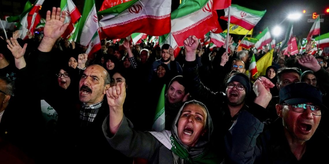 Иранцы на проправительственной демонстрации. Фото: WP
