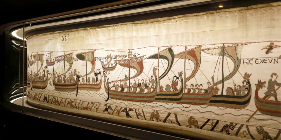 Крупный план гобелена из Байё — вышитого полотна, изображающего события, предшествовавшие нормандскому завоеванию Англии. Считается, что гобелен датируется XI веком. Снимок сделан в Музее гобелена в Байё, Франция, 13 сентября 2019 года. Фото: Reuters