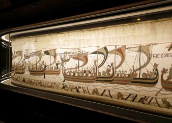 Крупный план гобелена из Байё — вышитого полотна, изображающего события, предшествовавшие нормандскому завоеванию Англии. Считается, что гобелен датируется XI веком. Снимок сделан в Музее гобелена в Байё, Франция, 13 сентября 2019 года. Фото: Reuters