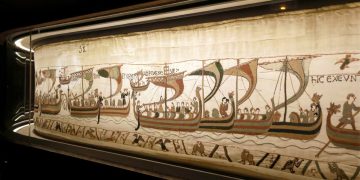 Крупный план гобелена из Байё — вышитого полотна, изображающего события, предшествовавшие нормандскому завоеванию Англии. Считается, что гобелен датируется XI веком. Снимок сделан в Музее гобелена в Байё, Франция, 13 сентября 2019 года. Фото: Reuters