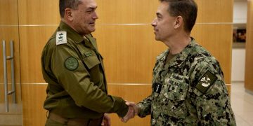 Брэд Купер и Эяль Замир. Фото: пресс-служба ЦАХАЛа