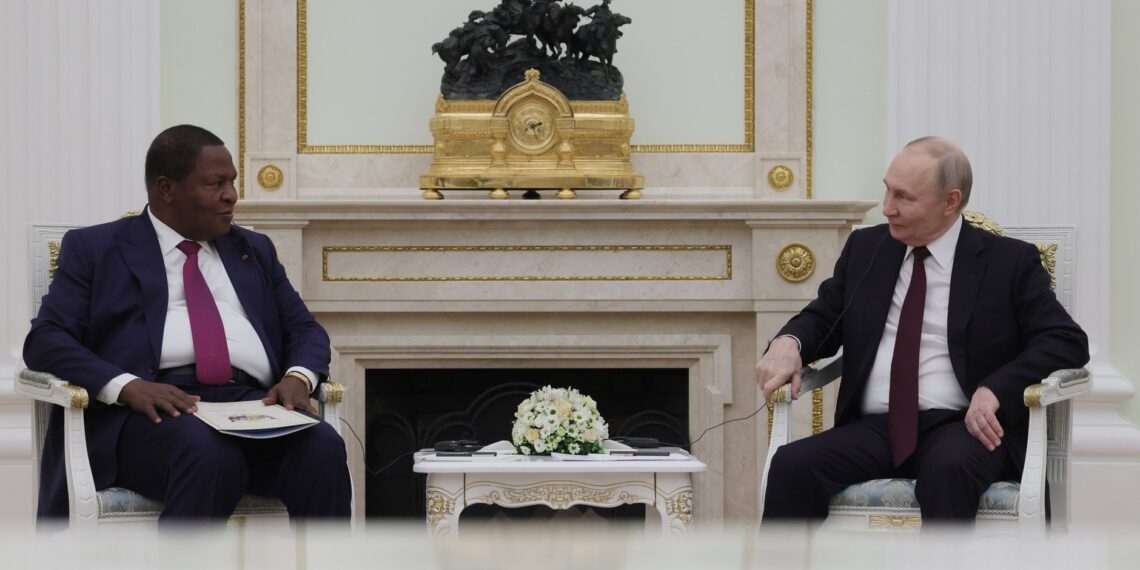 Владимир Путин и Фостен Арканж Туадера. Фото: пресс-служба Кремля