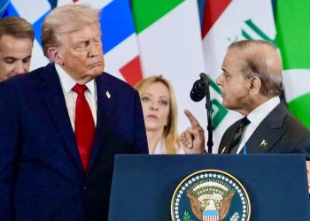 Президент США Дональд Трамп слушает, как премьер-министр Пакистана Шахбаз Шариф выступает во время саммита в Шарм-эль-Шейхе, Египет, 13 октября 2025 года. Фото: AP