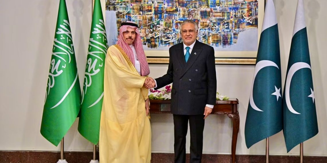 Министр иностранных дел Саудовской Аравии принц Фейсал бен Фархан Аль Сауд (слева) пожимает руку своему пакистанскому коллеге Исхаку Дару перед встречей в Исламабаде, Пакистан, 29 марта 2026 года. Фото: МИД Пакистана / AP
