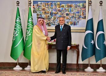 Министр иностранных дел Саудовской Аравии принц Фейсал бен Фархан Аль Сауд (слева) пожимает руку своему пакистанскому коллеге Исхаку Дару перед встречей в Исламабаде, Пакистан, 29 марта 2026 года. Фото: МИД Пакистана / AP