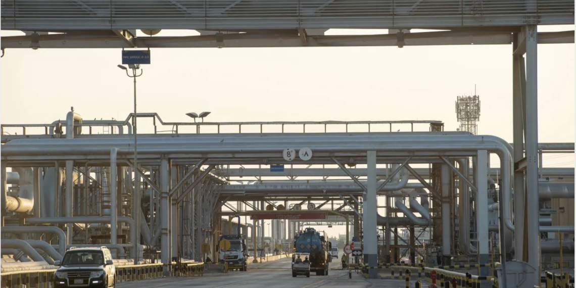 Нефтеперерабатывающий комплекс Абкайк в Саудовской Аравии, 2019 год. Фото: Shutterstock