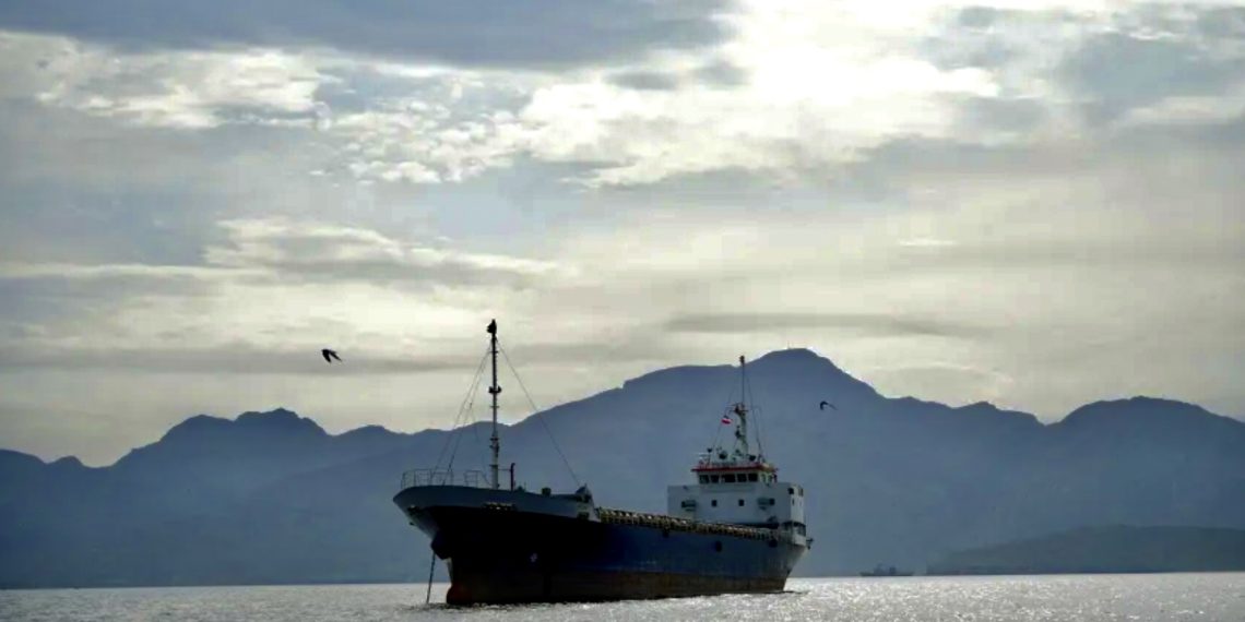 Судно в Ормузском проливе, у побережья провинции Мусандам в Омане, 12 апреля 2026 года. Фото: Reuters