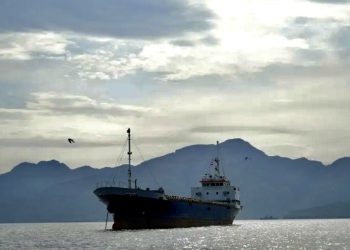 Судно в Ормузском проливе, у побережья провинции Мусандам в Омане, 12 апреля 2026 года. Фото: Reuters