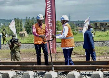 Президент Кении Уильям Руто (слева) и президент Уганды Йовери Мусевени (справа) присутствуют на церемонии начала строительства линии стандартной колеи (SGR) Кисуму–Малаба в Кисуму, Кения, 21 марта 2026 года. Линия соединит не имеющую выхода к морю Уганду с Кенией, заменит старую колониальную инфраструктуру и станет частью сети, которая заканчивается в портовом городе Момбаса. Фото: AFP / Getty