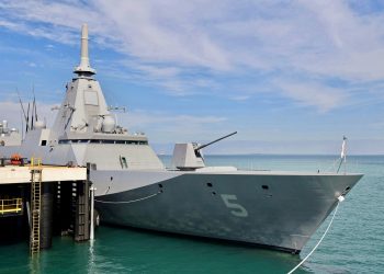 Японский военный корабль JS Yahagi (Яхаги), стелс-фрегат класса Mogami Морских сил самообороны Японии, замечен на стоянке в Дарвине, Австралия, в июне.