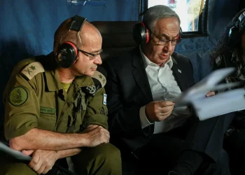 Биньямин Нетаньяху и Роман Гофман в вертолёте, 30 июня 2024 года. Фото: GPO