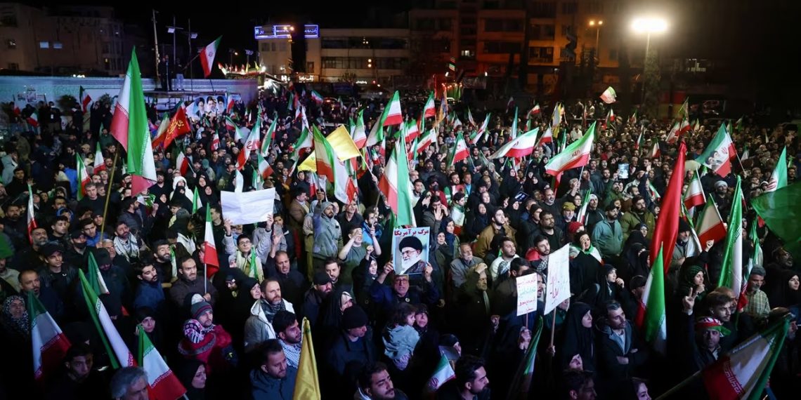 Иранцы празднуют объявление о перемирии на площади Энкеляб в Тегеране 8 апреля 2026 года. Фото: AFP / Getty