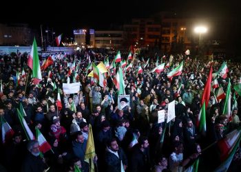 Иранцы празднуют объявление о перемирии на площади Энкеляб в Тегеране 8 апреля 2026 года. Фото: AFP / Getty