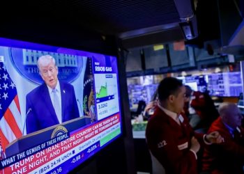 Президент Дональд Трамп на экране телевизора на полу Нью-Йоркской фондовой биржи, 6 апреля 2026 года. Фото: Bloomberg / Getty