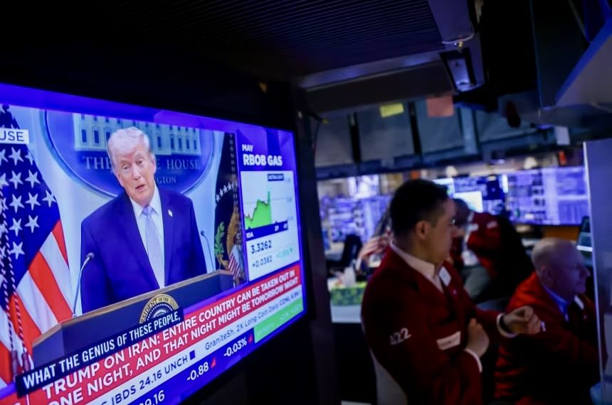 Президент Дональд Трамп на экране телевизора на полу Нью-Йоркской фондовой биржи, 6 апреля 2026 года. Фото: Bloomberg / Getty