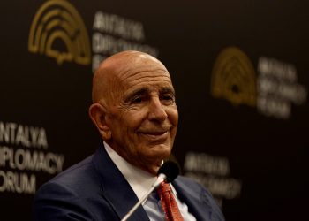 Спецпосланник США по Сирии и посол США в Турции Том Баррак выступает на сессии Анталийского дипломатического форума, 17 апреля 2026 года. Фото: Reuters