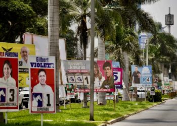 Политическая реклама выставлена на всеобщее обозрение перед всеобщими выборами в Перу 12 апреля в Лиме, Перу, 8 апреля 2026 года. Фото: Reuters