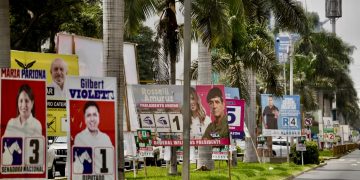 Политическая реклама выставлена на всеобщее обозрение перед всеобщими выборами в Перу 12 апреля в Лиме, Перу, 8 апреля 2026 года. Фото: Reuters