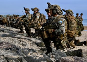 Французские войска высаживаются с корабля ВМС «Мистраль» на пляже Омаха во время 80-й годовщины высадки в Нормандии. Фото: Getty