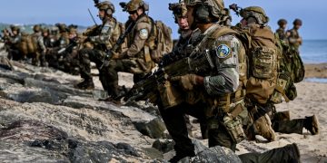 Французские войска высаживаются с корабля ВМС «Мистраль» на пляже Омаха во время 80-й годовщины высадки в Нормандии. Фото: Getty