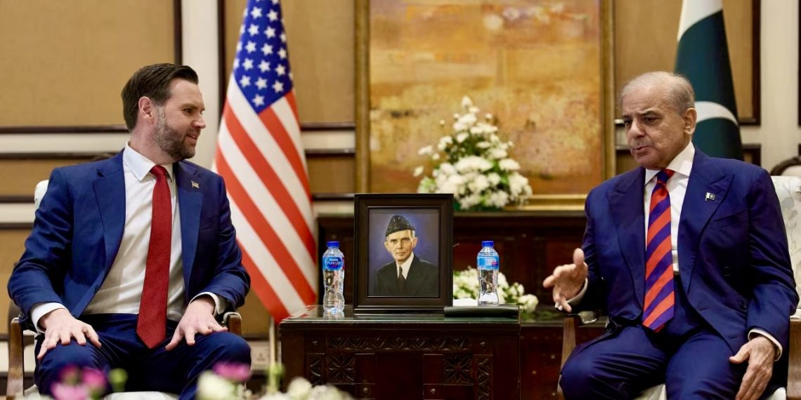 Вице-президент США Джей Ди Вэнс на встрече с премьер-министром Пакистана Шахбазом Шарифом, 11 апреля 2026 года, в Исламабаде на переговорах по Ирану. Фото: АР