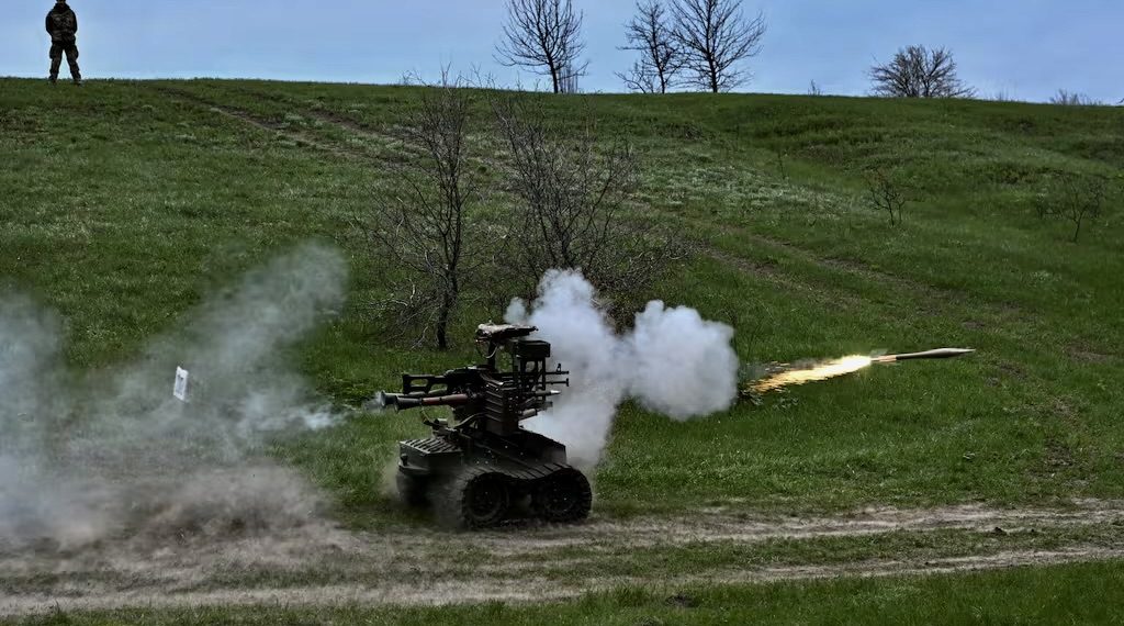 Украинские военнослужащие ведут огонь из гранатомёта РПГ-7, установленного на беспилотном наземном аппарате, во время испытаний вблизи линии фронта 10 апреля 2026 года. Фото: Reuters