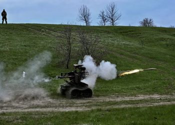 Украинские военнослужащие ведут огонь из гранатомёта РПГ-7, установленного на беспилотном наземном аппарате, во время испытаний вблизи линии фронта 10 апреля 2026 года. Фото: Reuters