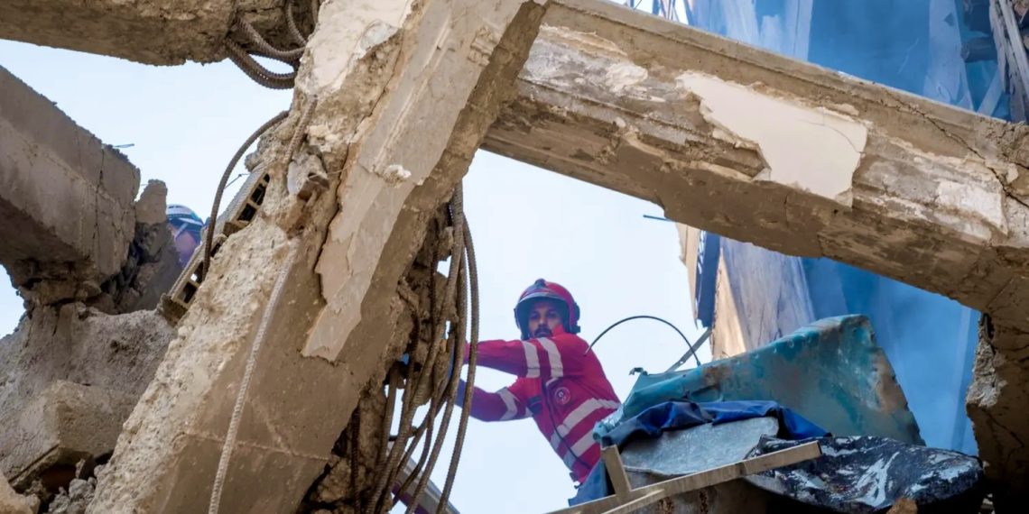 Иранский пожарный работает на месте разрушенного жилого дома, повреждённого в результате израильских атак в Тегеране, 13 июня 2025 года. Фото: Reuters