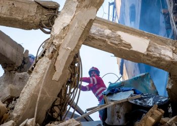 Иранский пожарный работает на месте разрушенного жилого дома, повреждённого в результате израильских атак в Тегеране, 13 июня 2025 года. Фото: Reuters