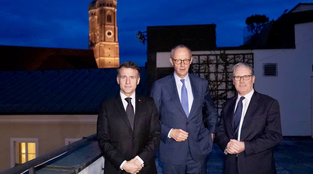 Кир Стармер, Фридрих Мерц и Эммануэль Макрон во время встречи на Мюнхенской конференции по безопасности, 13 февраля 2026 года. Фото: Getty