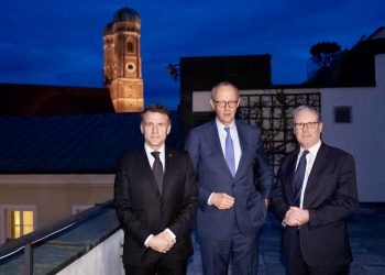 Кир Стармер, Фридрих Мерц и Эммануэль Макрон во время встречи на Мюнхенской конференции по безопасности, 13 февраля 2026 года. Фото: Getty