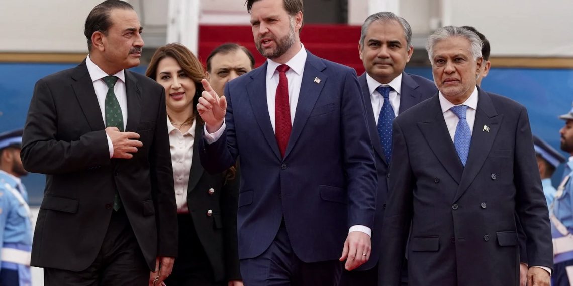 Джей Ди Вэнс с Асимом Муниром и Мухаммадом Исхаком Даром в Исламабаде, Пакистан. Фото: Reuters