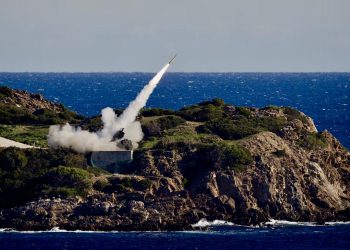 Пуск ракеты в ходе учений «Toll 25» под руководством 19-й артиллерийской бригады французской армии на полигоне «Иль-дю-Леван», 25 ноября 2025 года. Фото: AFP / Getty