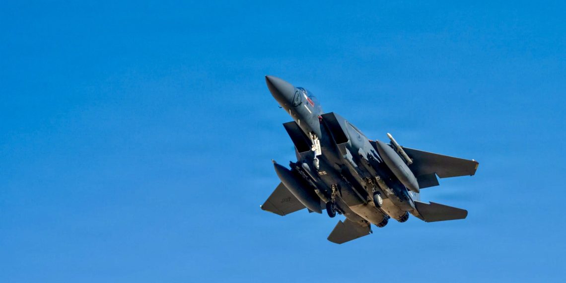 Самолёт F-15E Strike Eagle ВВС США взлетает для выполнения боевой задачи в ходе операции «Эпическая ярость», 9 марта 2026 года. Фото: ВВС США