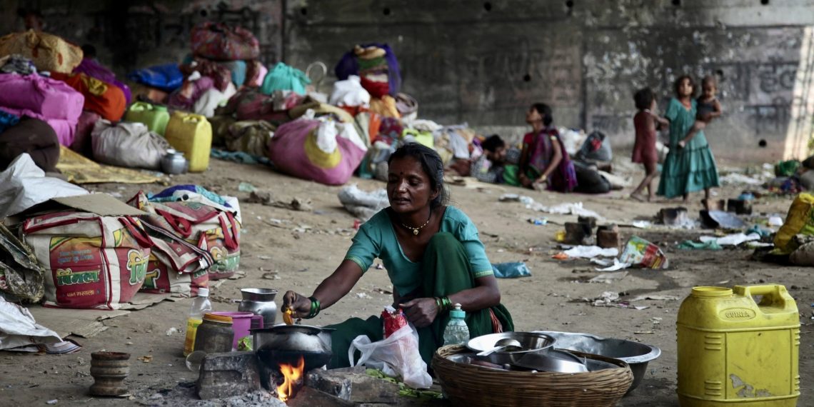 Женщина готовит еду в своём временном жилище в Джамму, Индия. Фото: Associated Press
