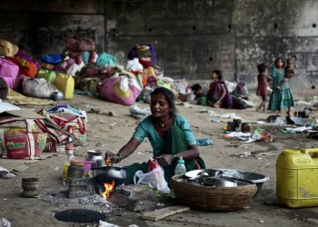 Женщина готовит еду в своём временном жилище в Джамму, Индия. Фото: Associated Press