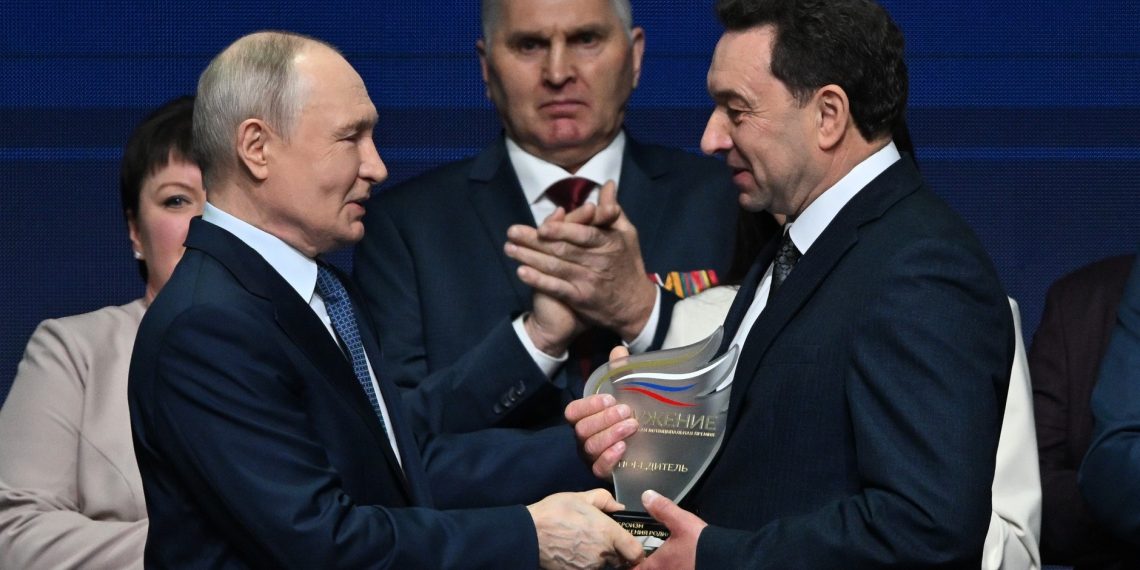 Владимир Путин вручает премию Евгению Филонову. Фото: пресс-служба Кремля