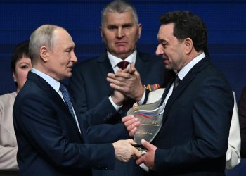 Владимир Путин вручает премию Евгению Филонову. Фото: пресс-служба Кремля