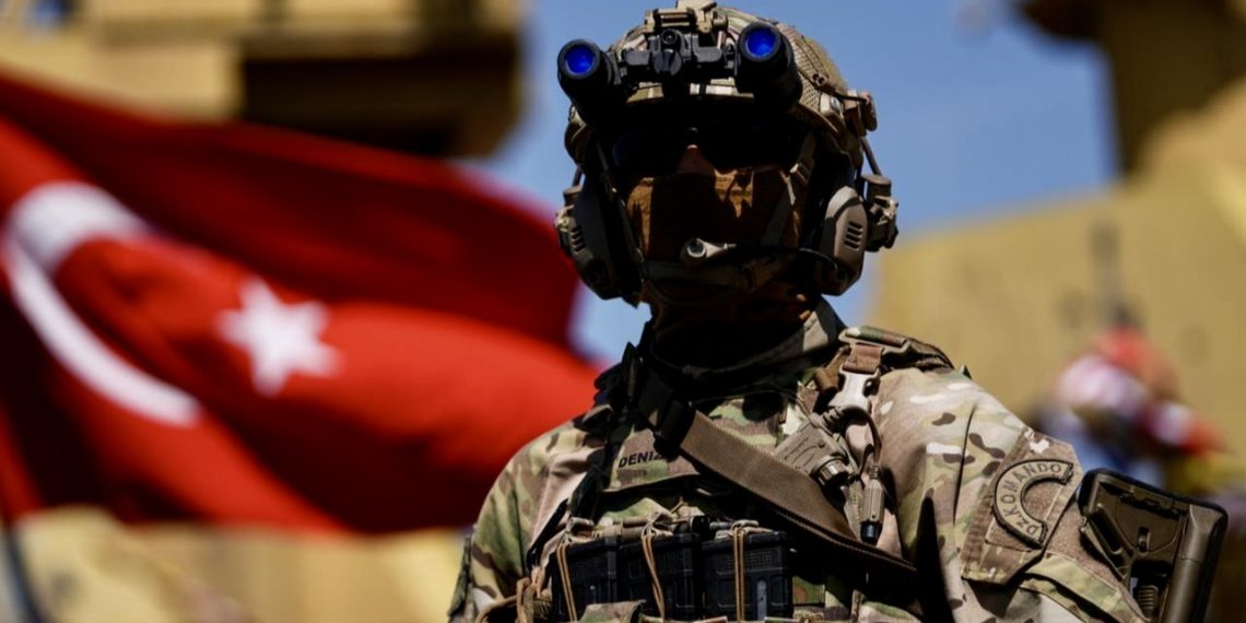 Командование сил подводного нападения (SAT) и подводной обороны (SAS) Турции проводит показательные выступления в командовании Стамбульской верфи, 31 августа 2025 года. Фото: AA